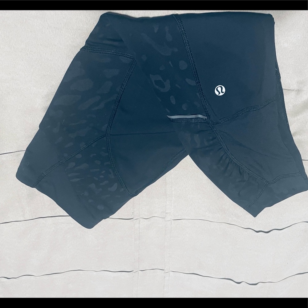 Lululemon athletica Capri 17” black cheetah print size 4